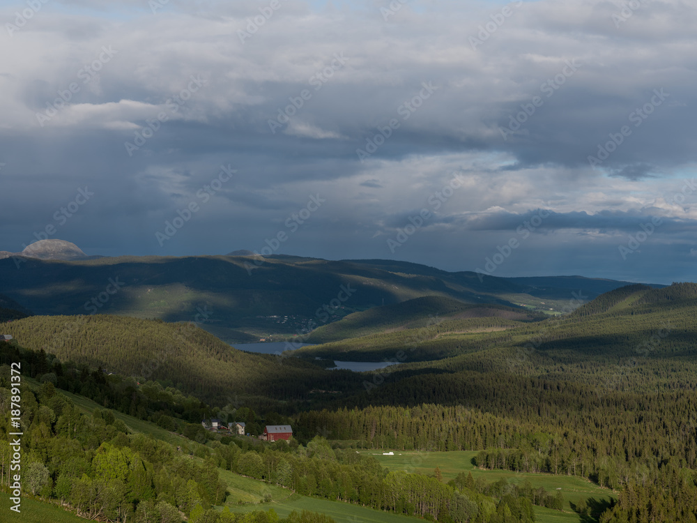 Tal mit Wäldern und Seen in Norwegen