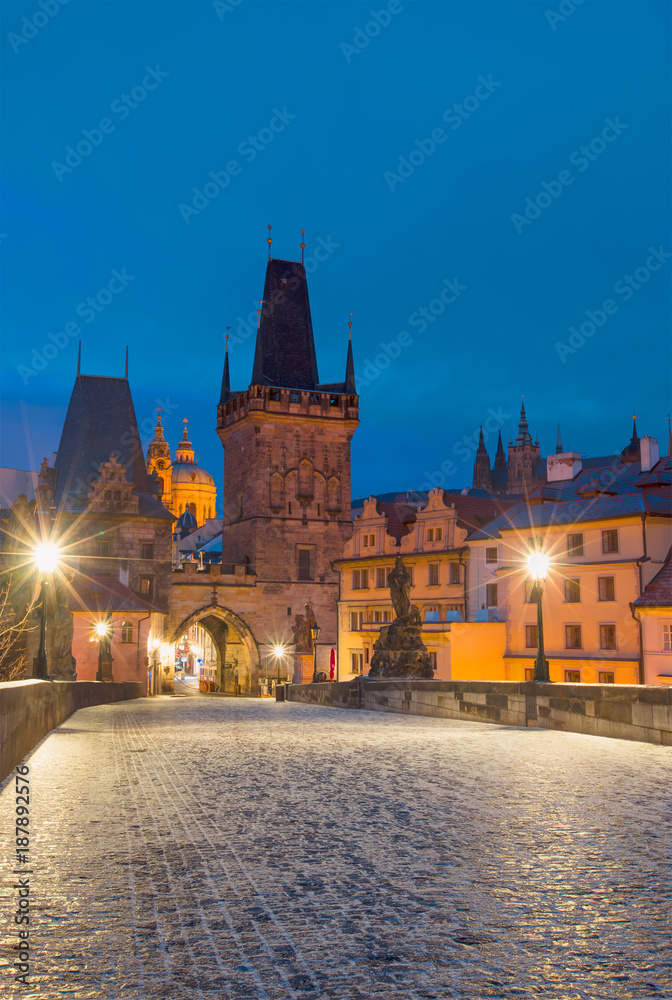 Obraz premium Prague Castle and Charles Bridge, Prague, Czech Republic, Vltava river in foreground