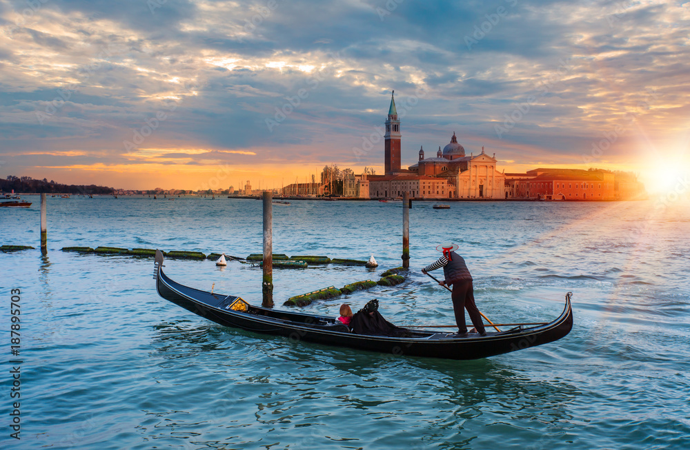 Fototapeta premium Beautiful view of traditional gondola with gondolier on famous Canal Grande