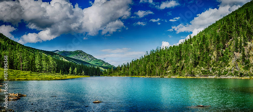 Foto Beautiful view on mountain lake in front of mountain range, national park in Alt