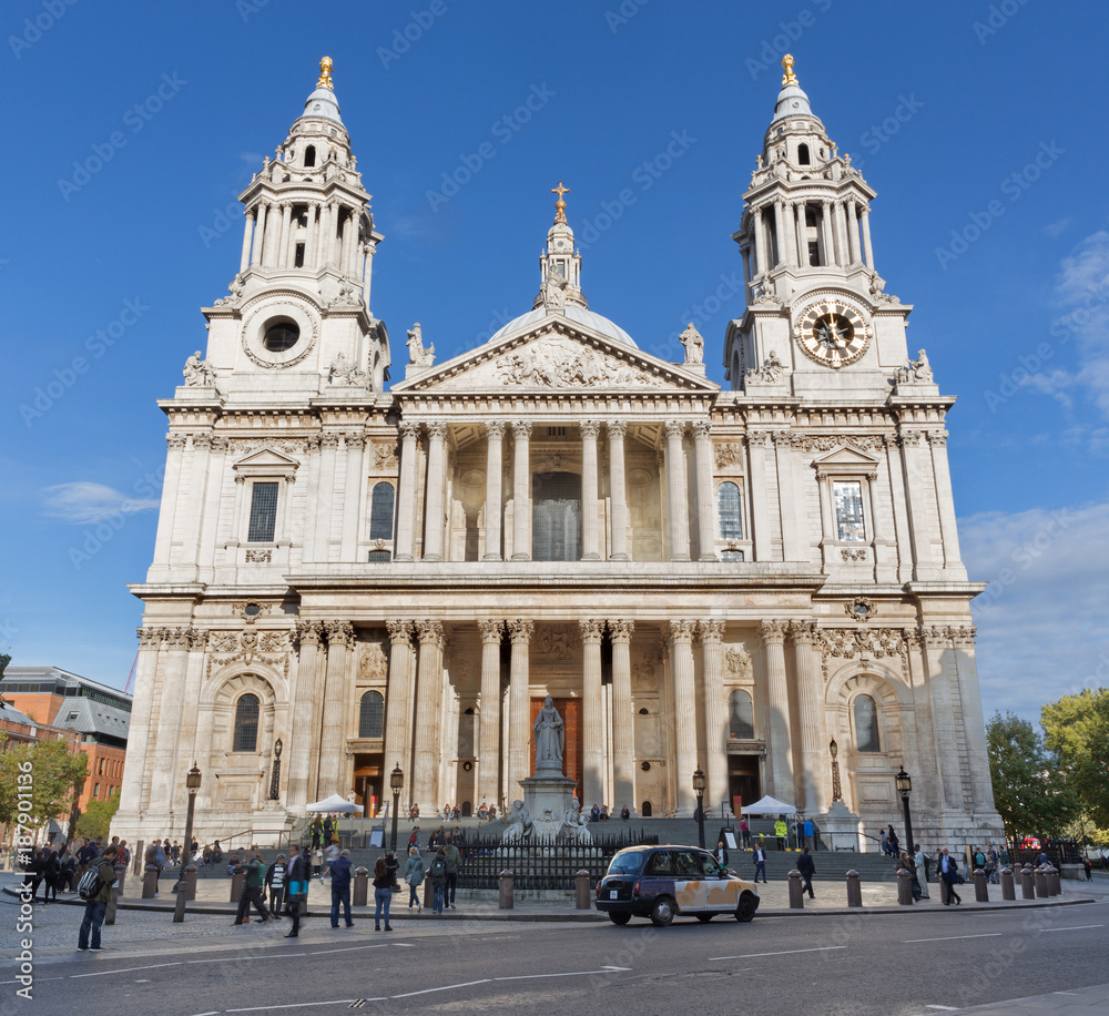 Fototapeta LONDON, GREAT BRITAIN - SEPTEMBER 14, 2017: Sst. Paul cathedral - west facade