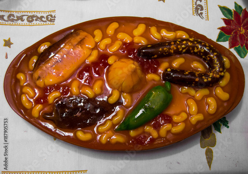 фотографія Very elaborate cake that looks like a stew or potage with beans, sausage and meat, pepper and other vegetables
