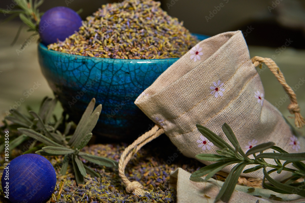 Duftbeutel aus Leinen mit trockenen Lavendelblüten