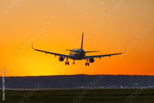 Flugzeug landet Flughafen Sonne Sonnenuntergang Ferien Urlaub Reise reisen
