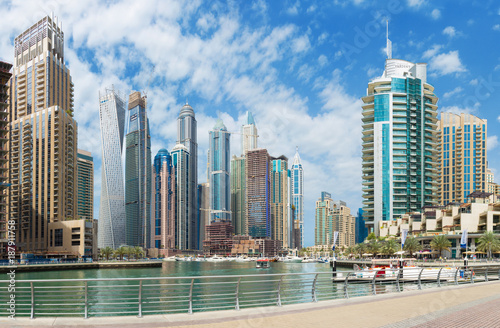 Photography DUBAI, UAE - MARCH 24, 2017: The promenade of Marina.