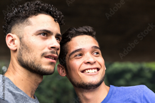 Portrait Homosexual Couple Looking Away © gustavofrazao