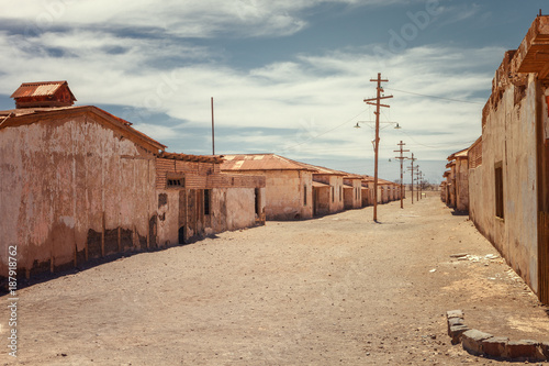 Tableau sur toile Abandoned houses of a street deserted in the saltpeter Humberstone, old ghost to
