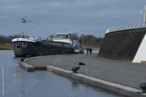 vrachtboot in de haven van Doesburg in de Achterhoek