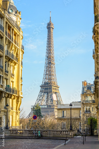 Fototapeta Naklejka Na Ścianę i Meble -  View of the Eiffel Tower from a small cobbled dead-end street of the Chaillot hill by a sunny winter afternoon.