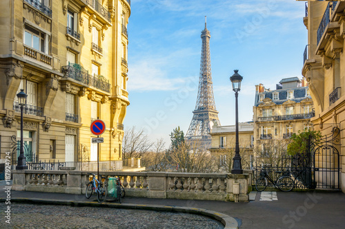 Canvas Print View of the Eiffel Tower from a small cobbled dead-end street of the Chaillot hill by a sunny winter afternoon