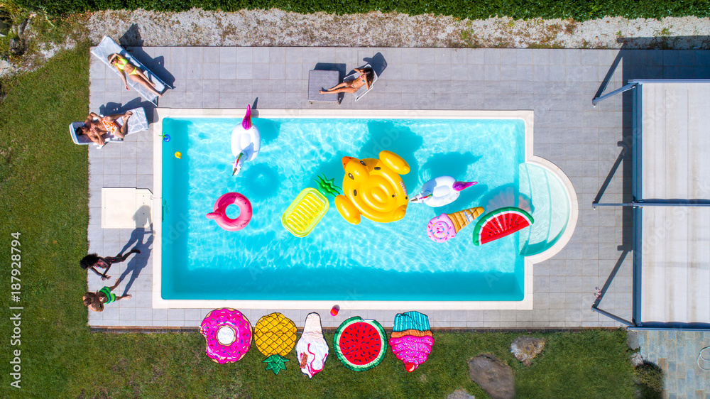 Fotografie Friends having fun in a swimming pool