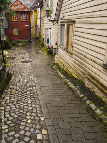 Bergen es la segunda ciudad m  s grande de Noruega  sus or  genes est  n vinculados a la Edad Vikinga   callejeando por sus calles   admirando sus edificios en el verano de 2017