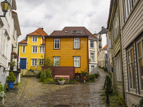 Bergen es la segunda ciudad más grande de Noruega, sus orígenes están vinculados a la Edad Vikinga , callejeando por sus calles , admirando sus edificios en el verano de 2017 © acaballero67