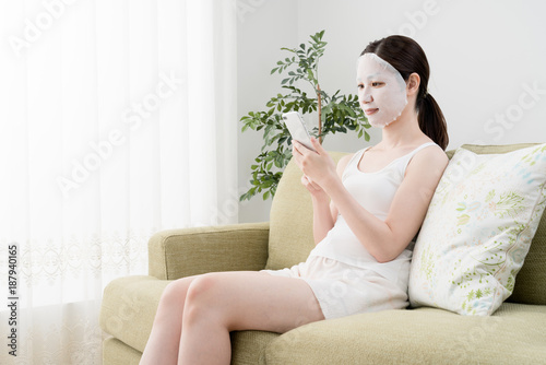 フェイスマスクをする女性、スマートフォン、携帯電話