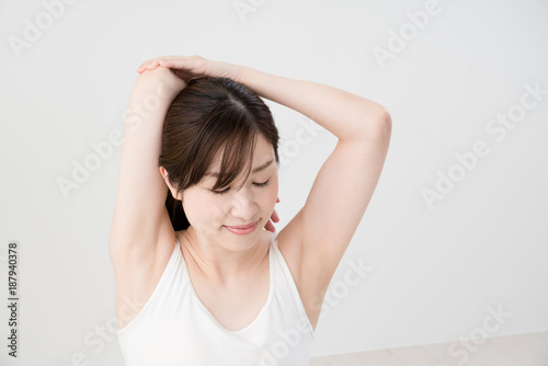 ストレッチをする女性、肩、肩甲骨、背中