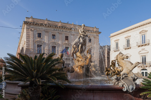 Fountain of Diana Brunnen mit Statue in Syrakus Sizilien