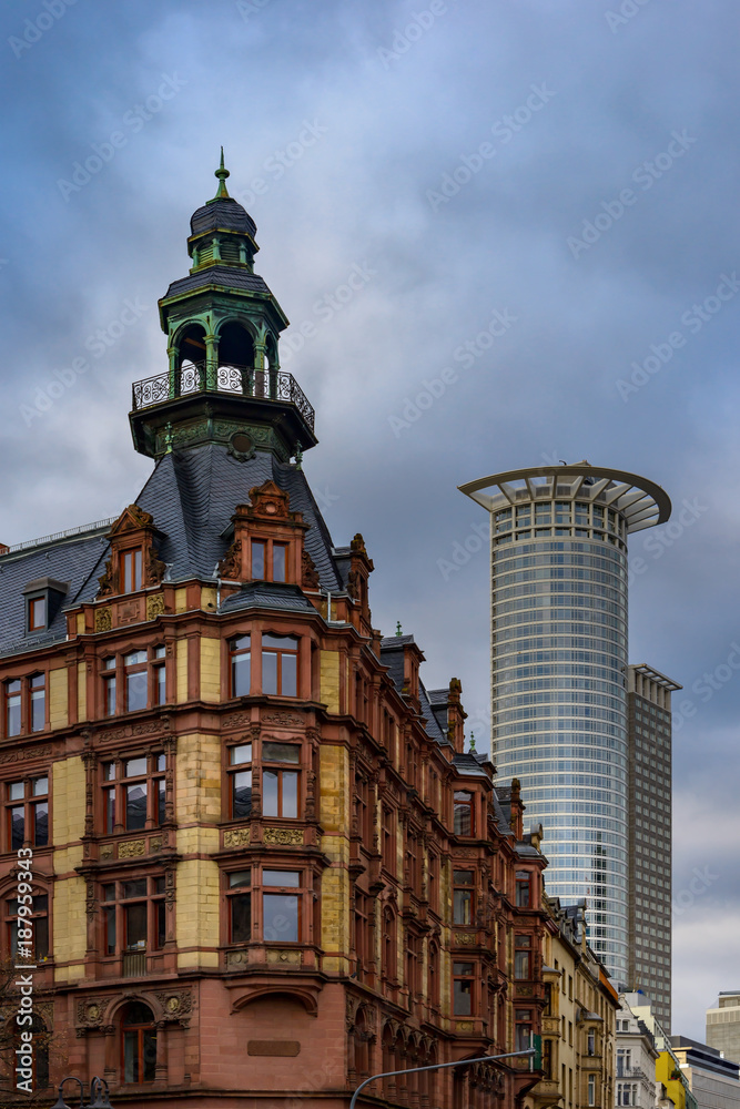 Architektonische Gegensätze: Denkmalgeschützter Altbau und moderne Wolkenkratzer in Frankfurt/Main