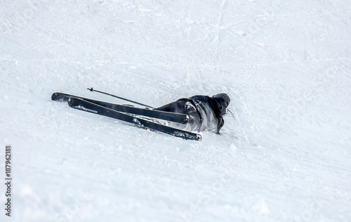 Fototapeta Naklejka Na Ścianę i Meble -  The fall of the skier in the snow