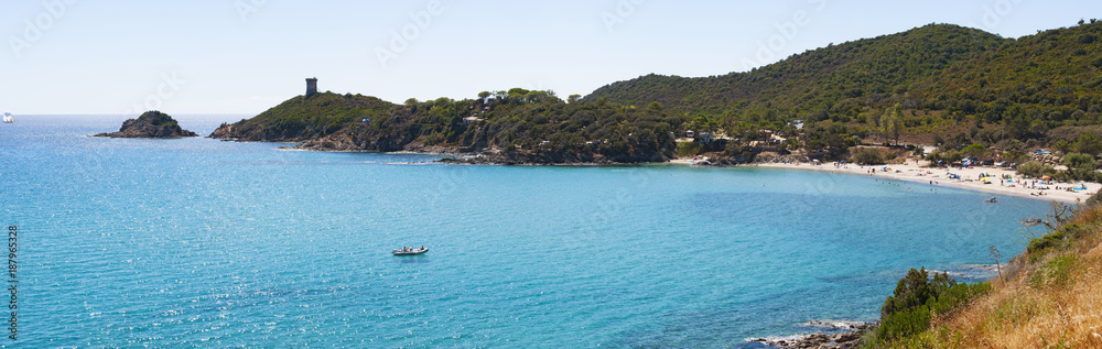 Corsica, 04/09/2017: il Mar Mediterraneo e la Torre genovese sulla spiaggia di Pinarello, una delle spiagge più famose della costa meridionale, nella località di Santa Lucia di Porto Vecchio