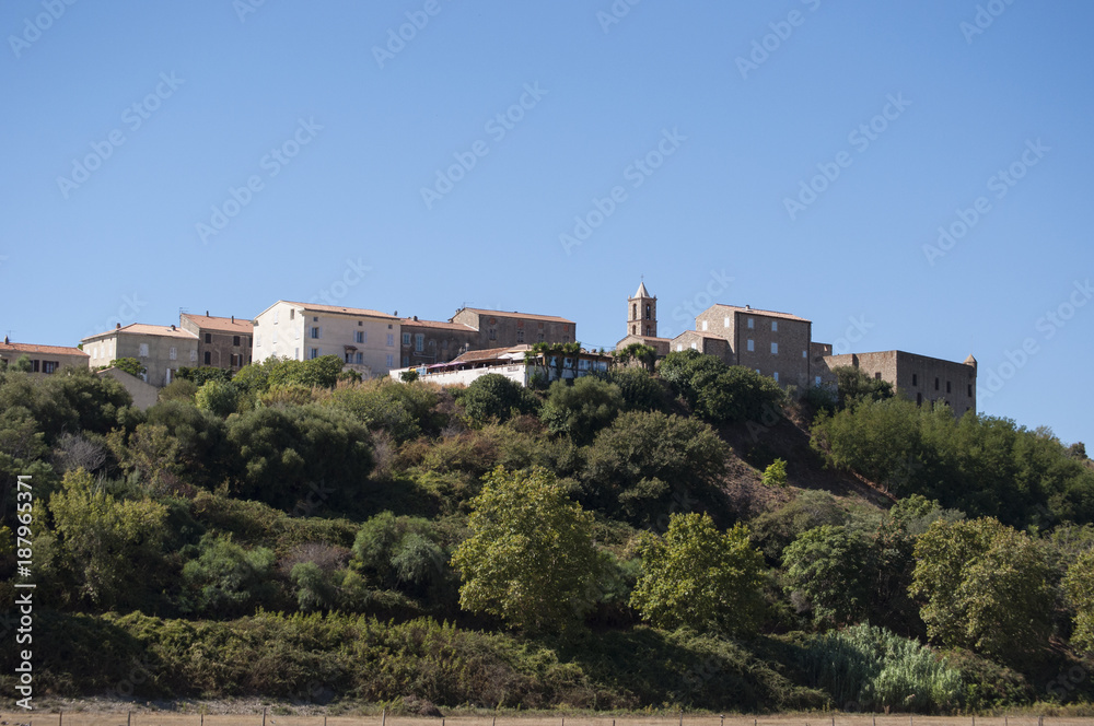 Corsica, 04/09/2017: una delle città arroccate dell'entroterra lungo la strada per Bonifacio, la costa meridionale dell'isola famosa per il suo paesaggio rilassante