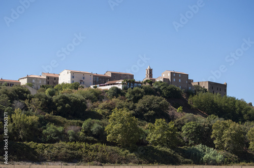Corsica, 04/09/2017: una delle città arroccate dell'entroterra lungo la strada per Bonifacio, la costa meridionale dell'isola famosa per il suo paesaggio rilassante