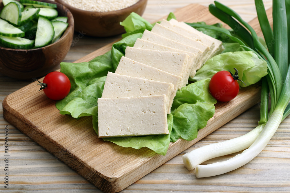 tofu formaggio di soia fresco con verdure su tavolo di cucina tofu formaggio di soia fresco con verdure su tavolo di cucina