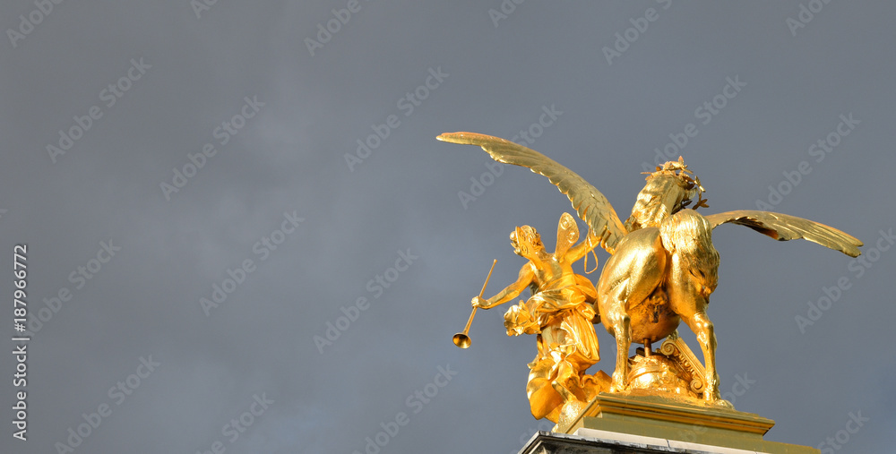 Statue dorée de la Renommée de la guerre du pont Alexandre III à Paris, France