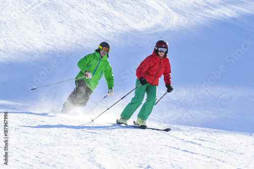Zwei Wintersportler beim Skifahren und Telemarken
