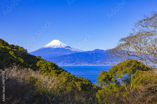 伊豆半島から望む冬の富士山、静岡県沼津市にて