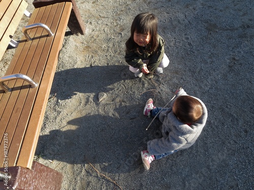 公園で遊ぶ姉妹 photo