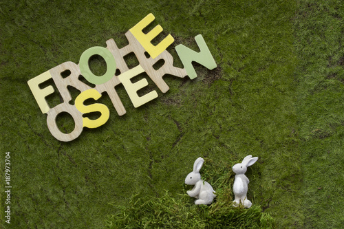 FROHE OSTERN Schriftzug und 2 Hasen Auf Hintergrund aus Gras