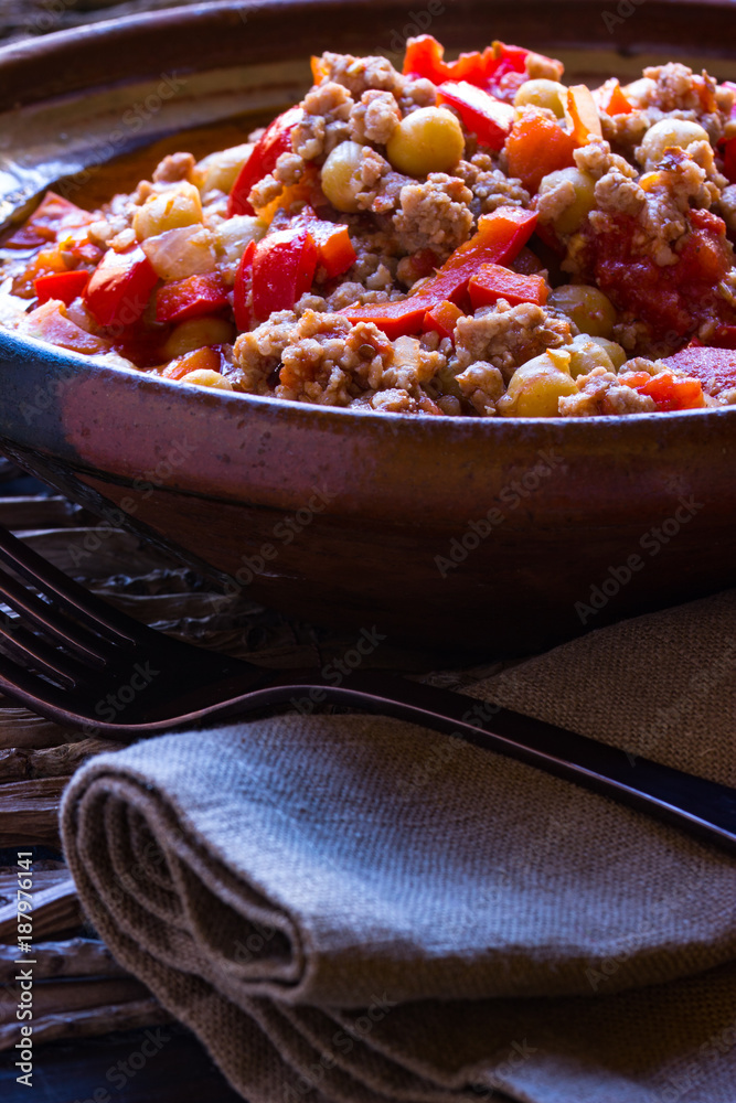 Orientalisches Hackfleisch mit Kichererbsen und Paprika Stock Photo ...