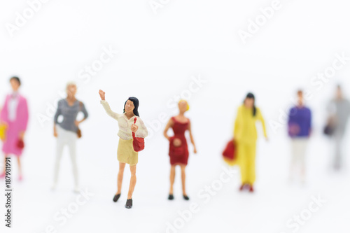 Miniature people: Group of women standing together, used to announce the International Working Women's Day. The definition is: Bread with roses for economic success.