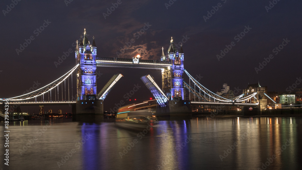 Obraz premium The Tower Bridge opening up