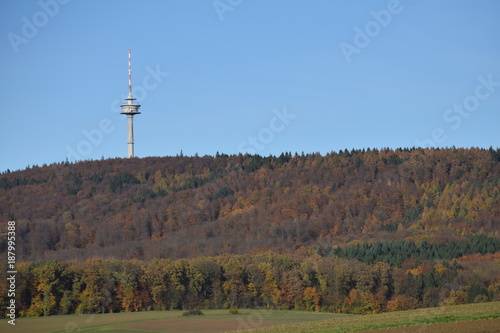 Funkturm auf dem Berg. Herbstfarben