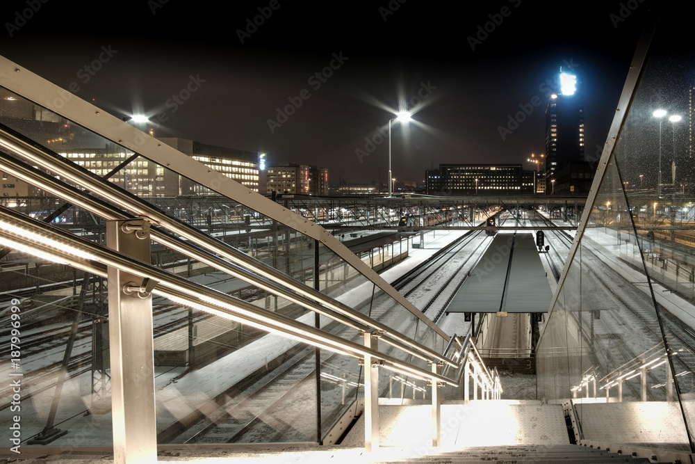 Akrobaten pedestrian bridge. Akrobaten ('the acrobat') is a 206-meter long pedestrian bridge that stretches across the tracks of Oslo central station, connecting the two areas Grønland and Bjørvika. Akrobaten pedestrian bridge. Akrobaten ('the acrobat') is a 206-meter long pedestrian bridge that stretches across the tracks of Oslo central station, connecting the two areas Grønland and Bjørvika.