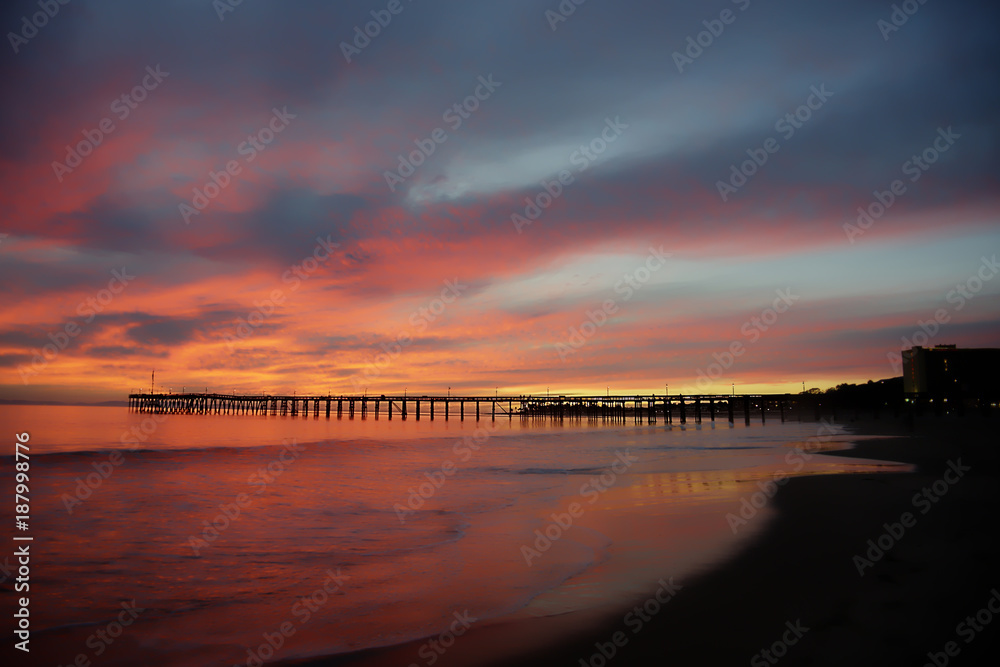Naklejka premium Sunset at Ventura Pier