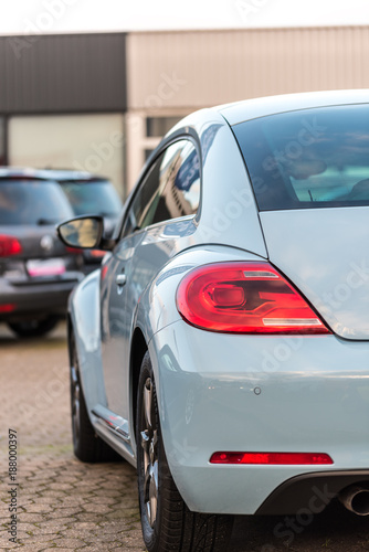 Modernes Auto bei einem Händler © HNFOTO