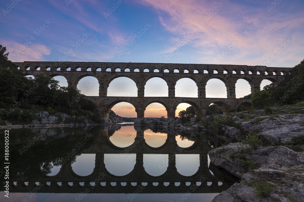 Le Pont du Gard classé Patrimoine Mondial de l'UNESCO, Grand Site de France, pont aqueduc romain qui enjambe le Gardon, Gard - obrazy, fototapety, plakaty 