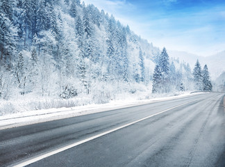 Tableau sur plexiglas Hiver Chemin de campagne sous la neige  © Africa Studio