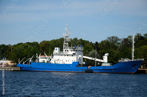 Obraz na płótnie A blue ship moored on the port quay w salonie