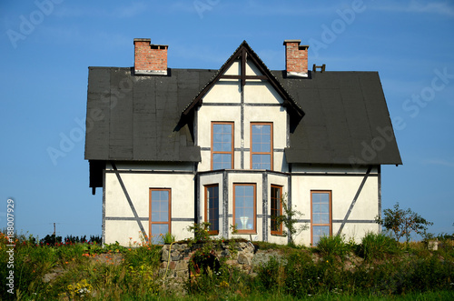 Obraz na płótnie Old renovated white house in the countryside w salonie