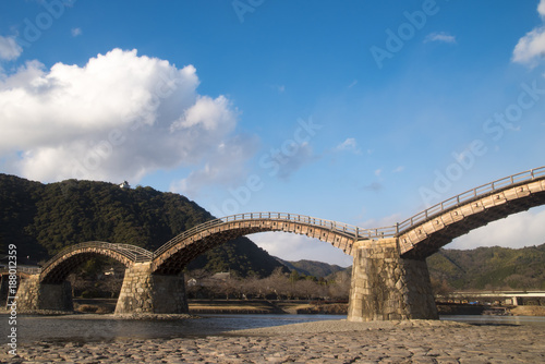錦帯橋、木造の古く美しいアーチ橋を寒い日に観た。