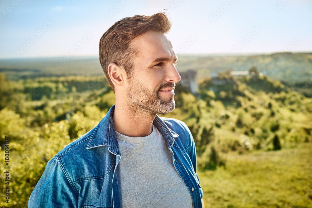 Φωτογραφία Portrait of smiling man during hiking trip in the mountains