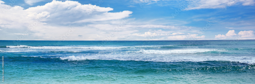 Obraz premium Fale morskie i błękitne niebo.
