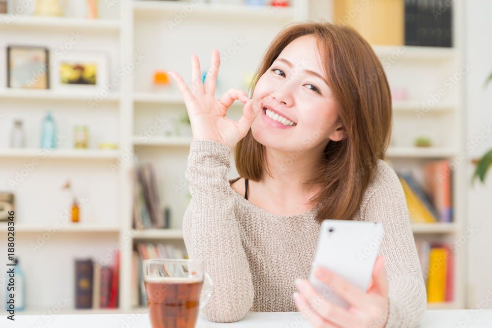 スマホを見る女性