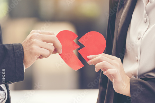 Canvastavla Grief divorce couple holding broken heart