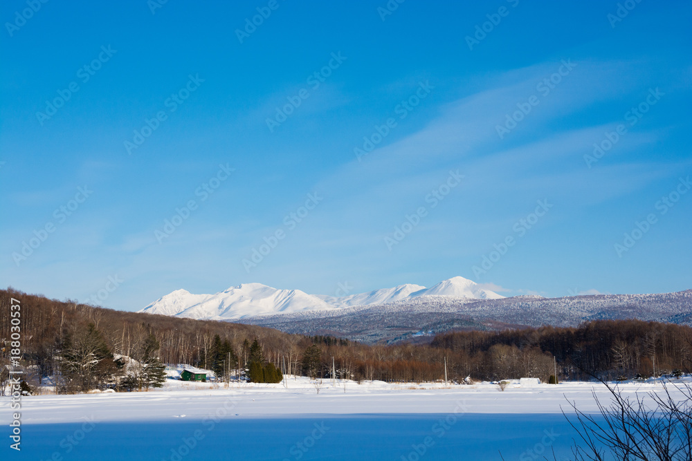雪原と冬山と青空　大雪山