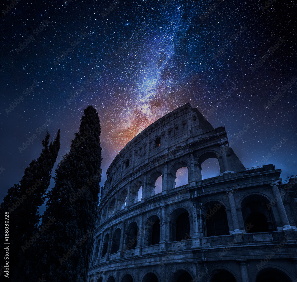 Naklejka premium Piękne Koloseum w Rzymie w nocy i Drogi Mlecznej, Włochy