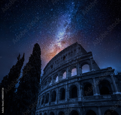 Fototapeta Piękny Colosseum w Rzym przy nocą i milky sposobem, Włochy